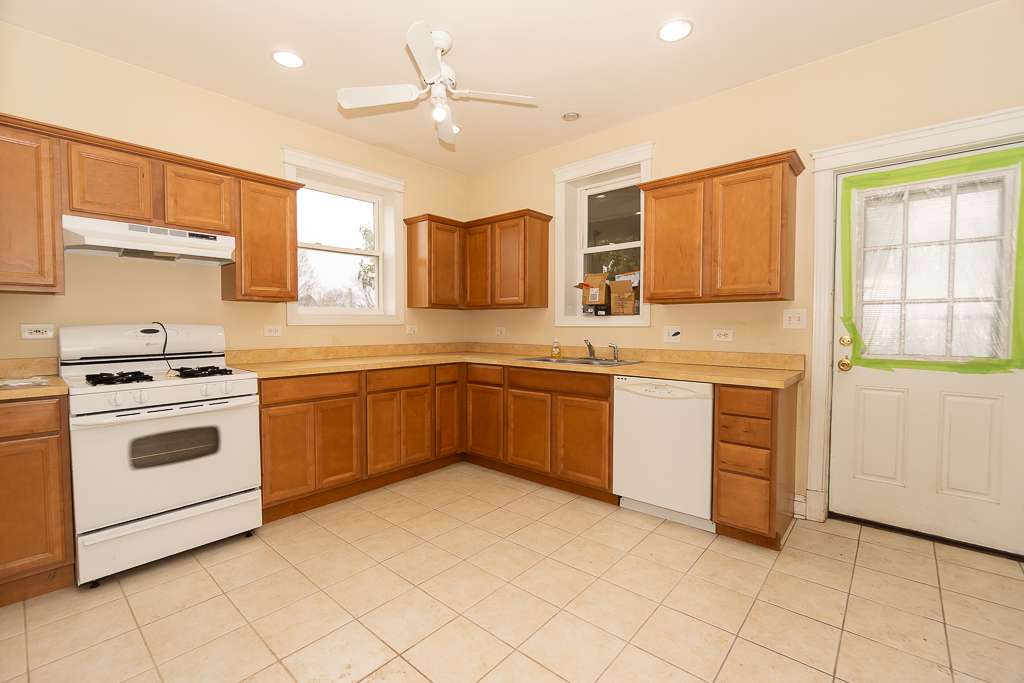 253 Mcclure Avenue, Elgin, IL 60123