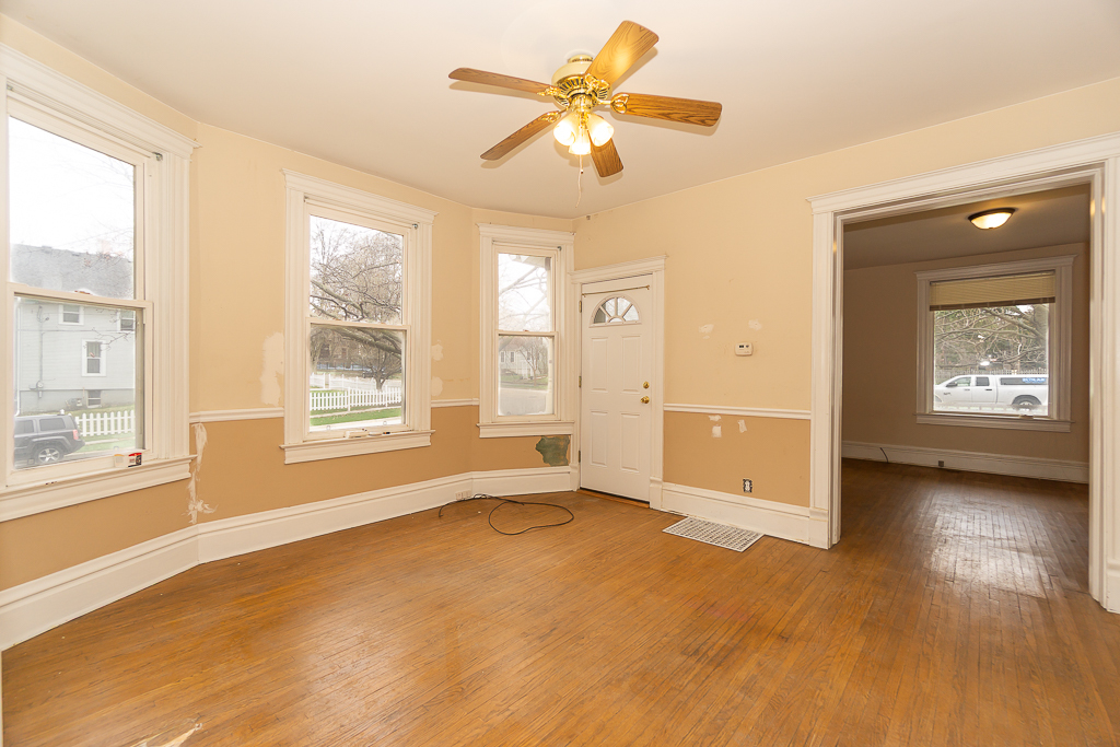 253 Mcclure Avenue, Elgin, IL 60123