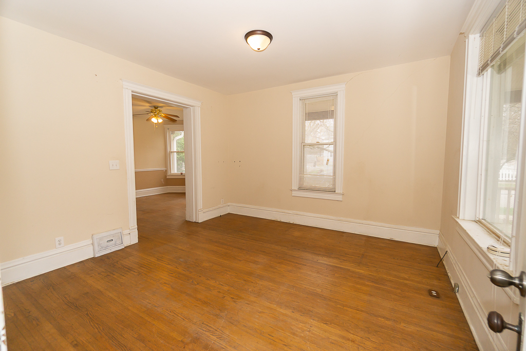 253 Mcclure Avenue, Elgin, IL 60123