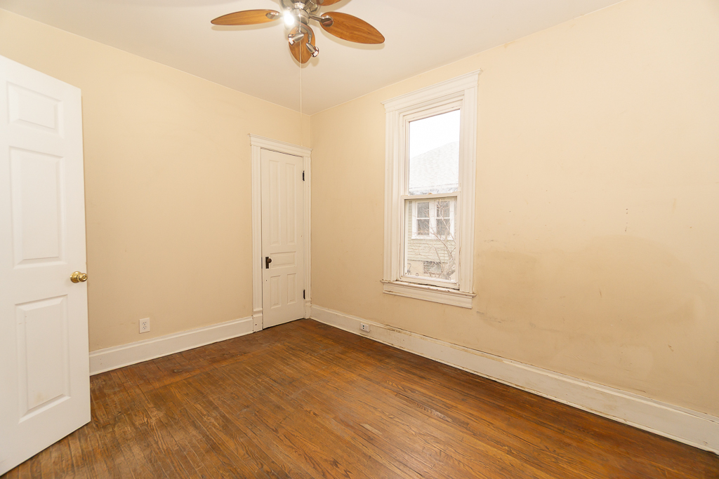 253 Mcclure Avenue, Elgin, IL 60123