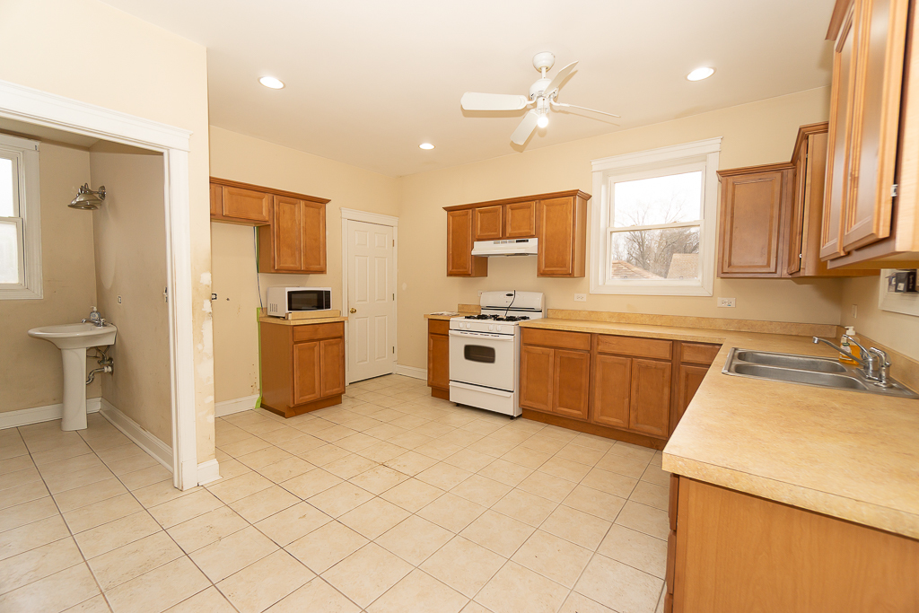 253 Mcclure Avenue, Elgin, IL 60123