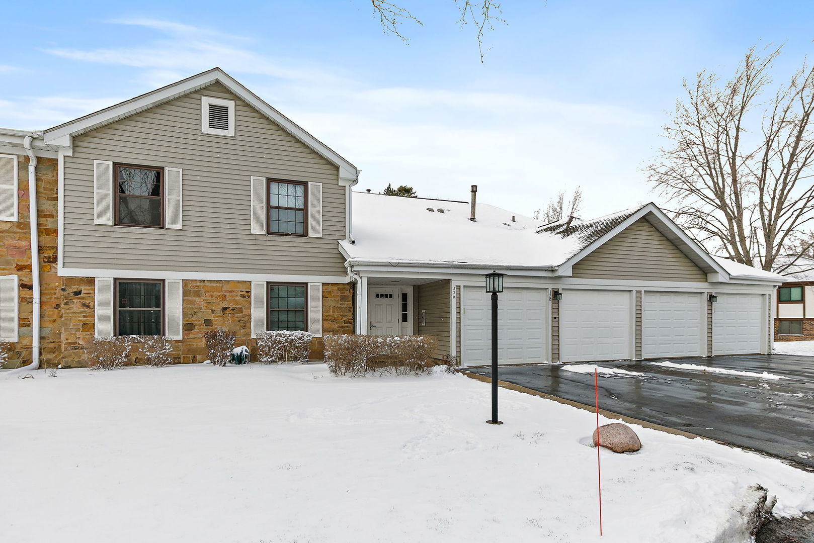 320 Woodbury Court #D1, Schaumburg, IL 60193