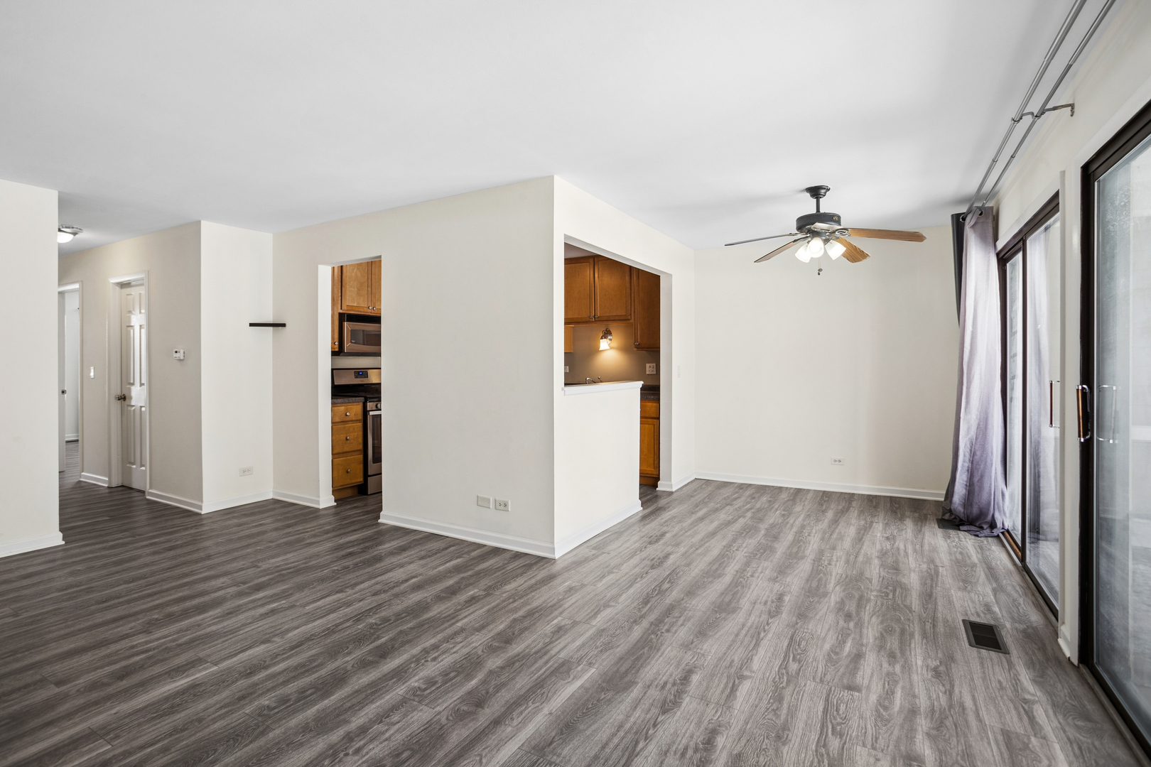 402 Sandalwood Lane #C1, Schaumburg, IL 60193