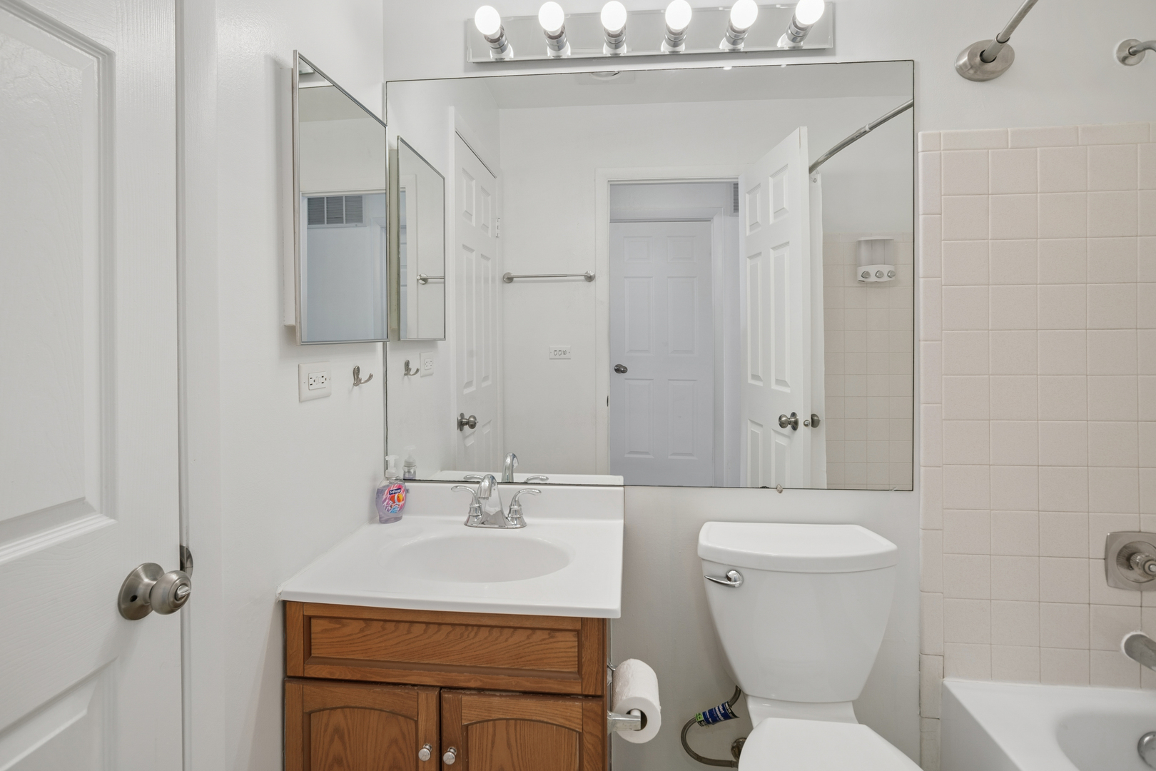 402 Sandalwood Lane #C1, Schaumburg, IL 60193