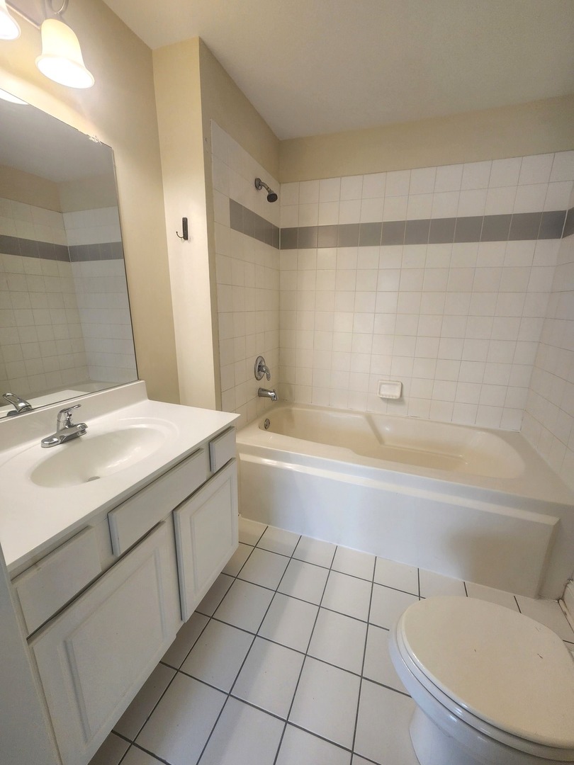 43 Foxcroft Boulevard #135, Naperville, IL 60565