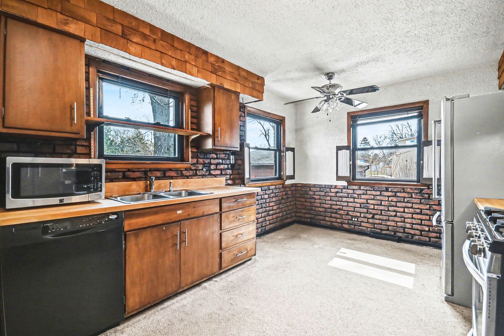 1S165 Buttercup Lane, Villa Park, IL 60181