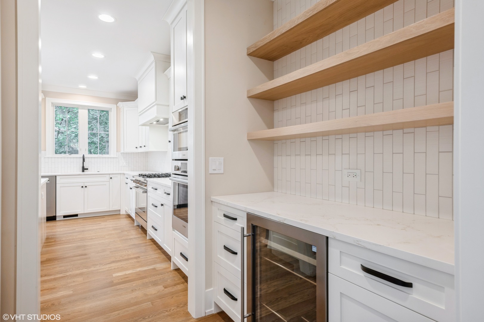 Willowbrook, IL 60527