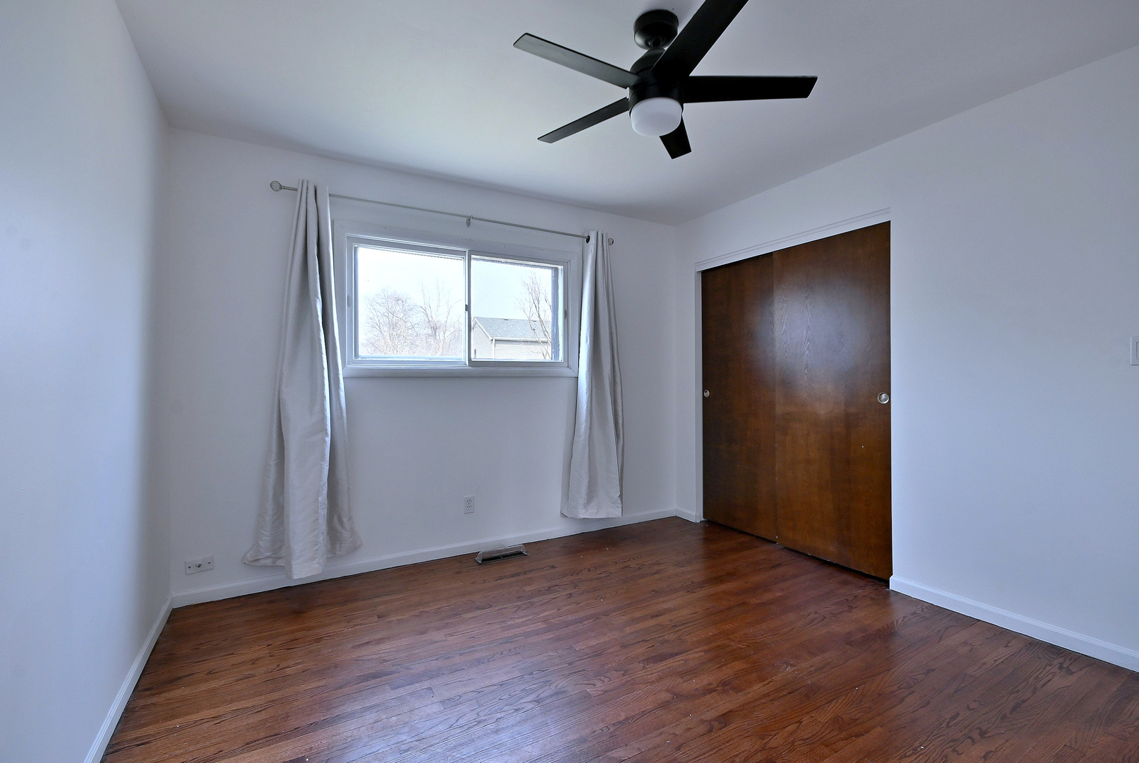 966 Aberdeen Drive, Crystal Lake, IL 60014