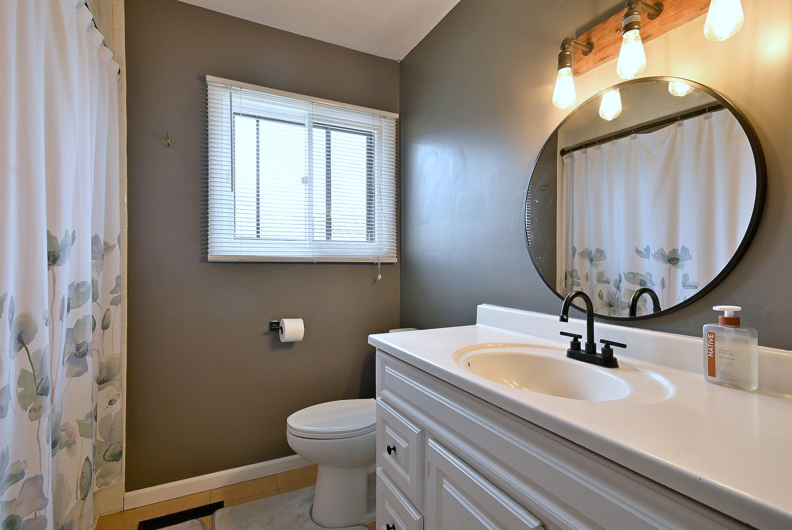 966 Aberdeen Drive, Crystal Lake, IL 60014