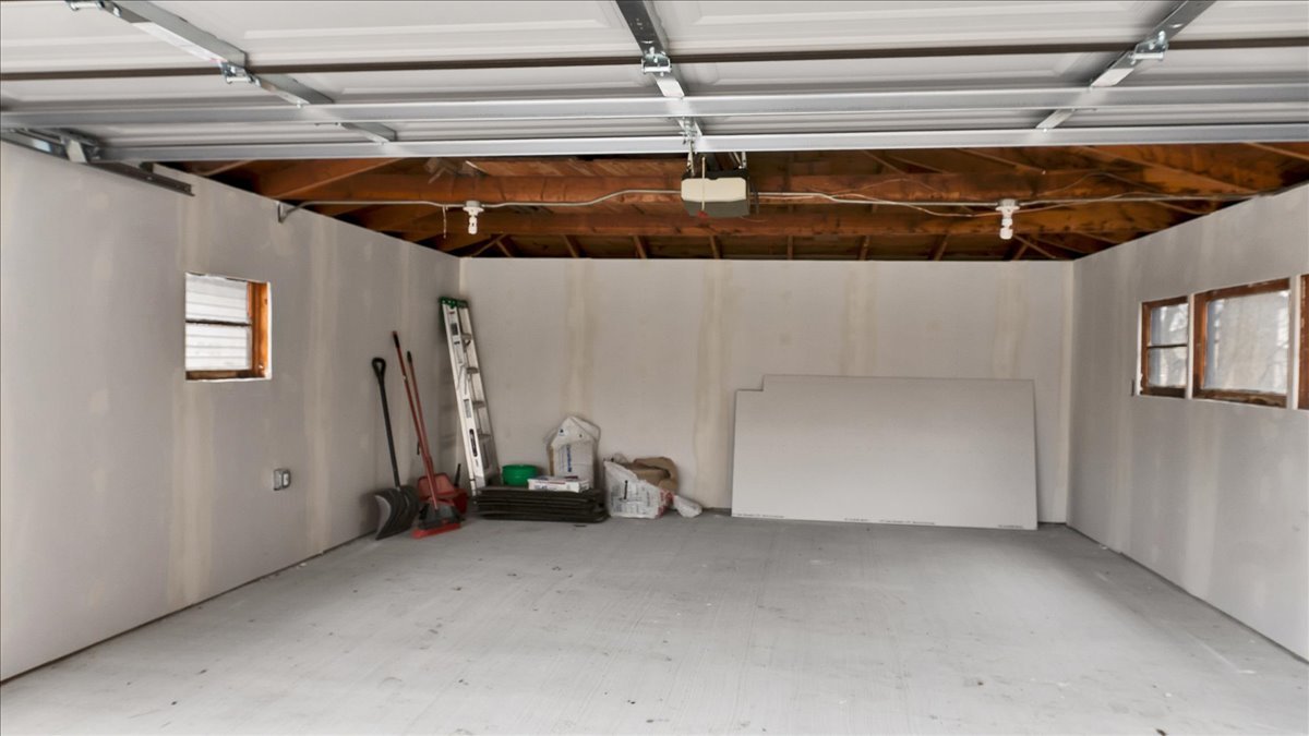 406 N Park Drive, Glenwood, IL 60425