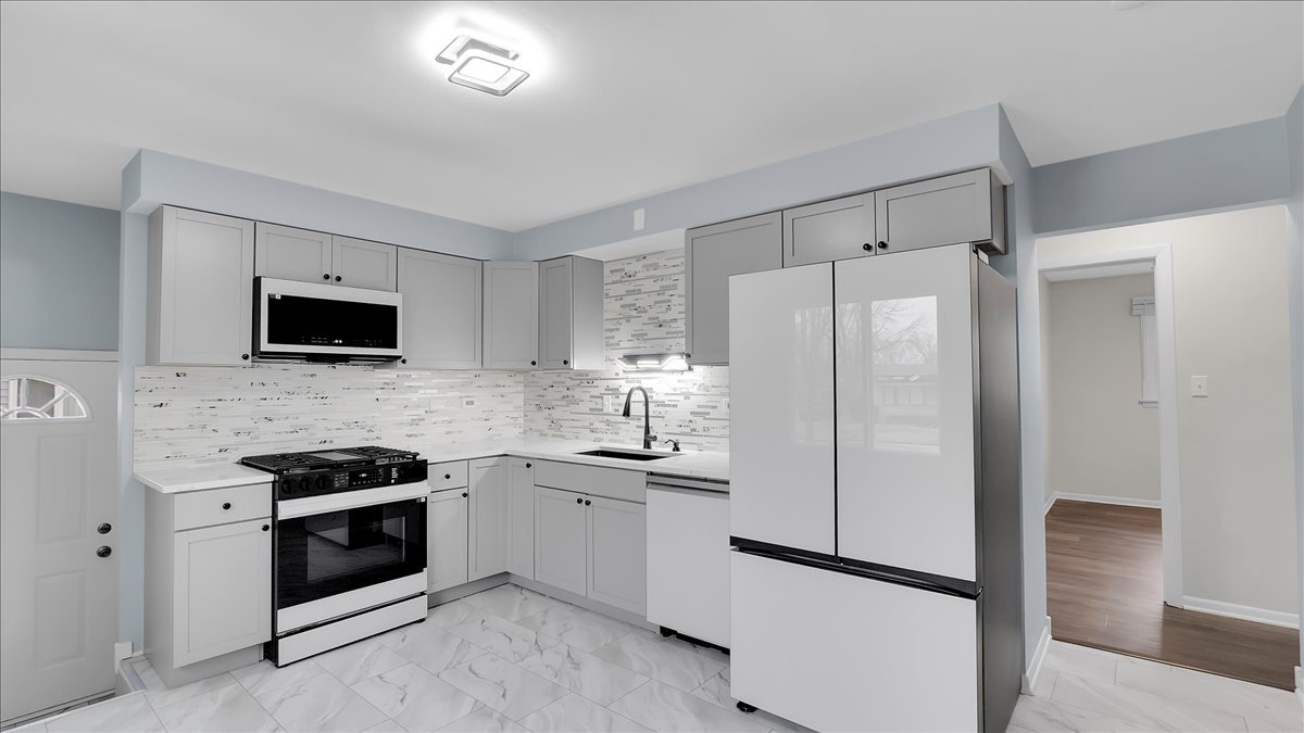 406 N Park Drive, Glenwood, IL 60425