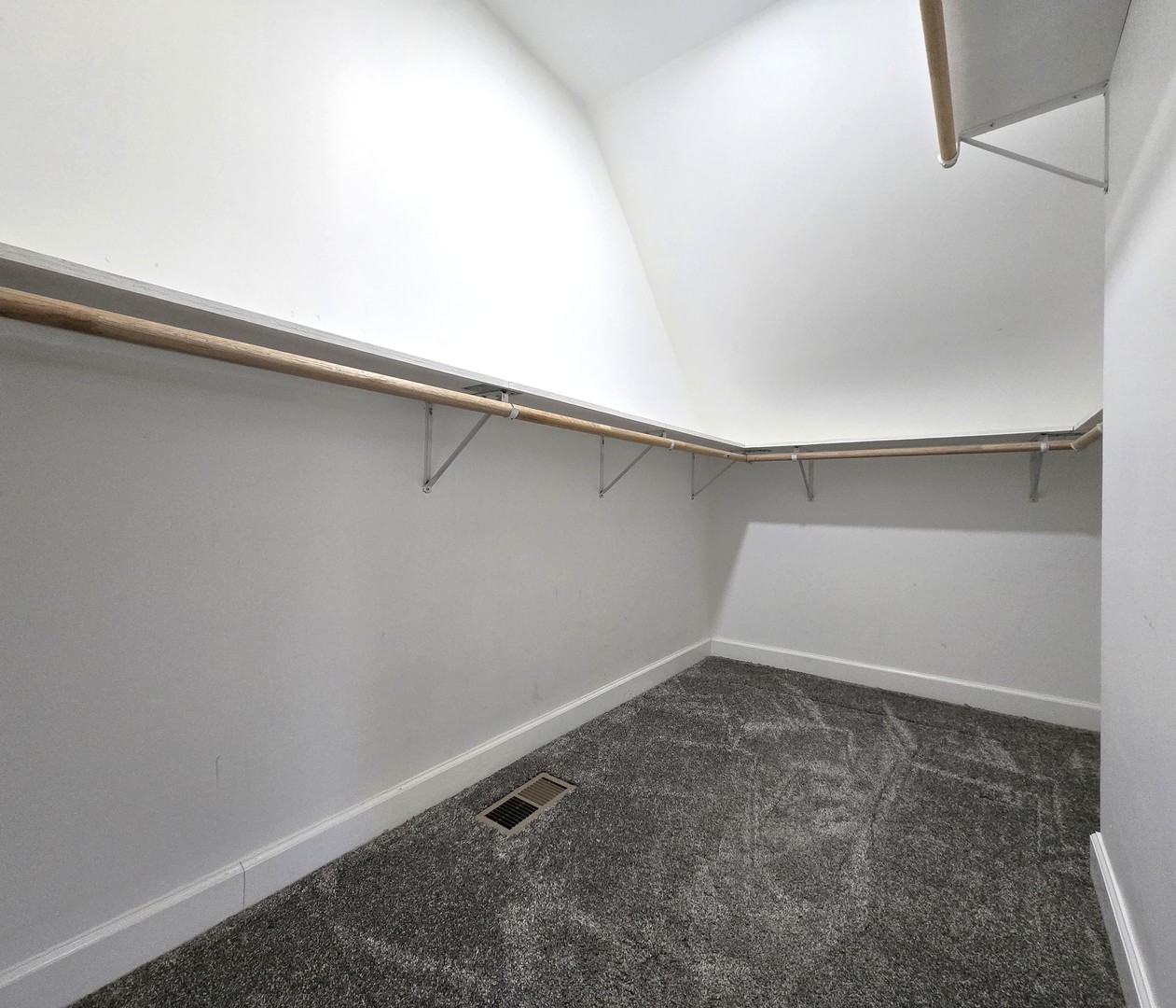 6N221 Virginia Road, Roselle, IL 60172