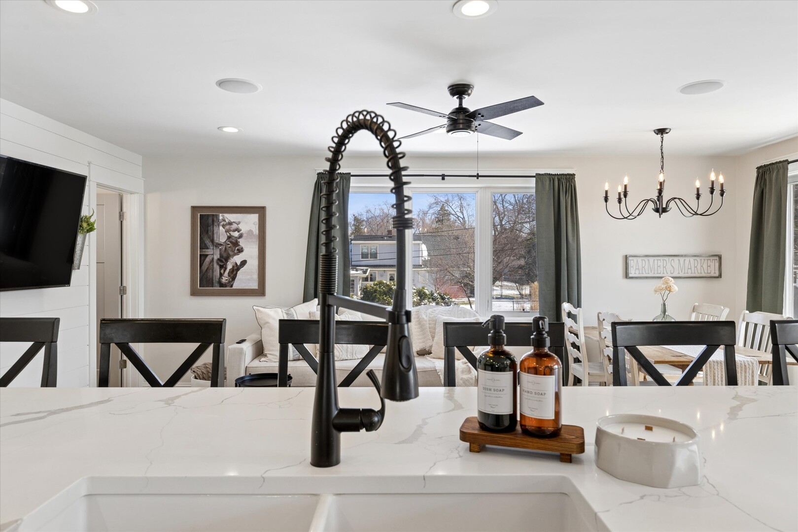 1335 S Villa Avenue, Villa Park, IL 60181