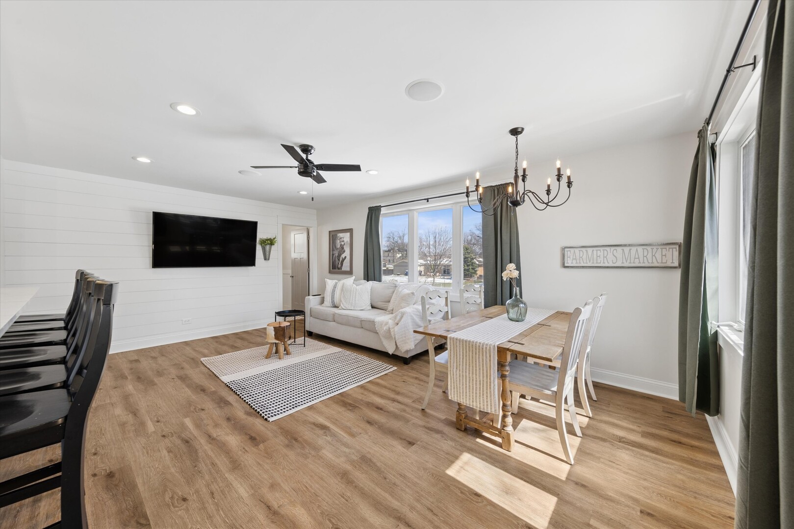 1335 S Villa Avenue, Villa Park, IL 60181