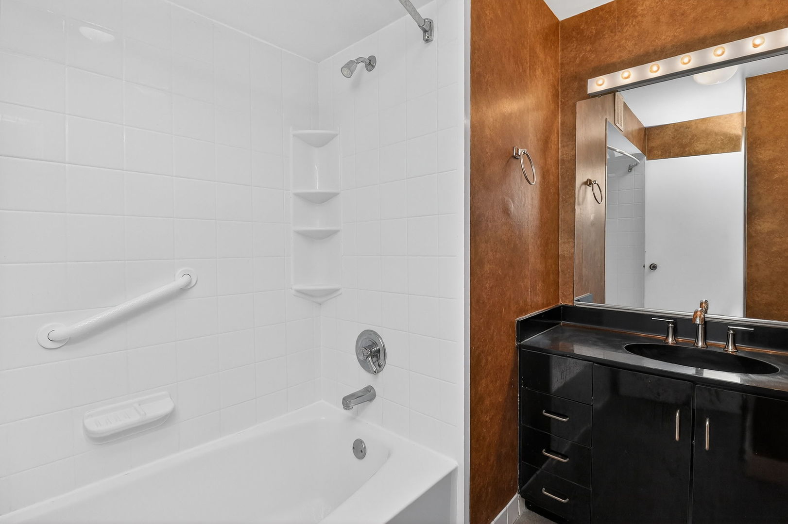 2500 N Lakeview Avenue #1304, Chicago, IL 60614