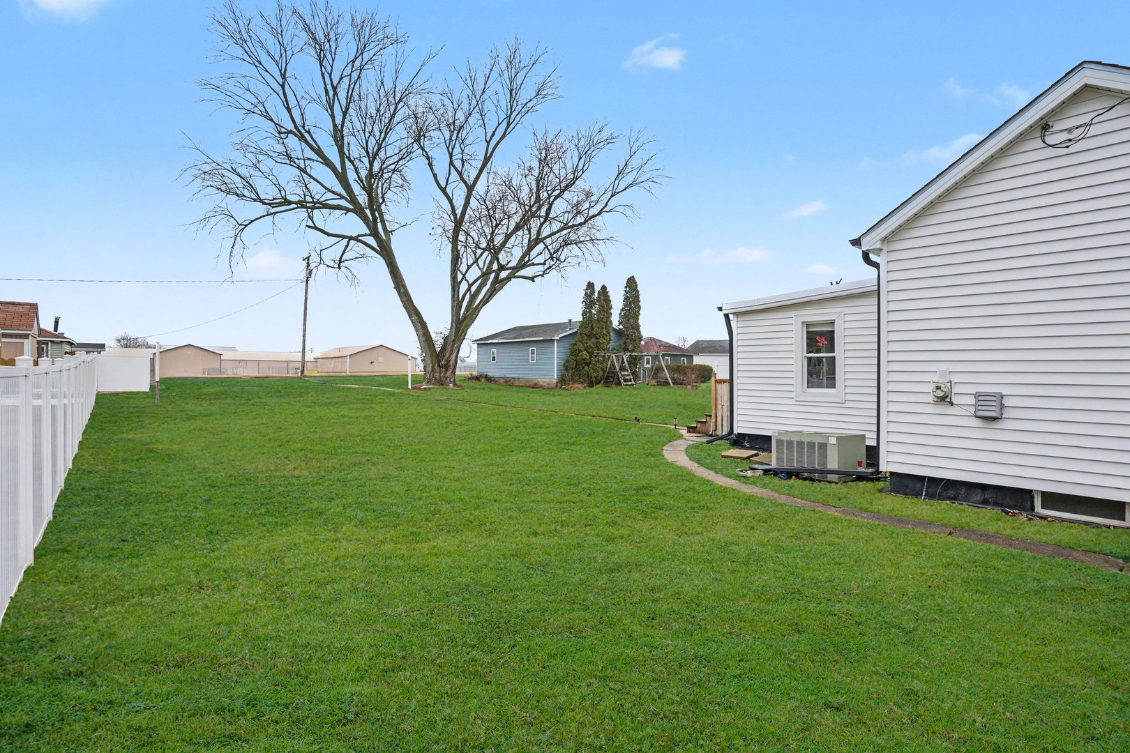 205 E TAYLOR Street, Grant Park, IL 60940