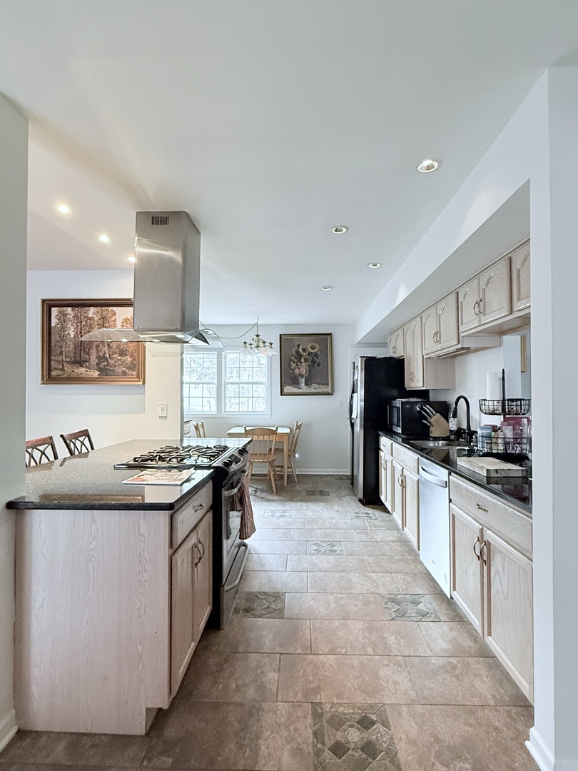 28 W Devon Avenue, Glendale Heights, IL 60139