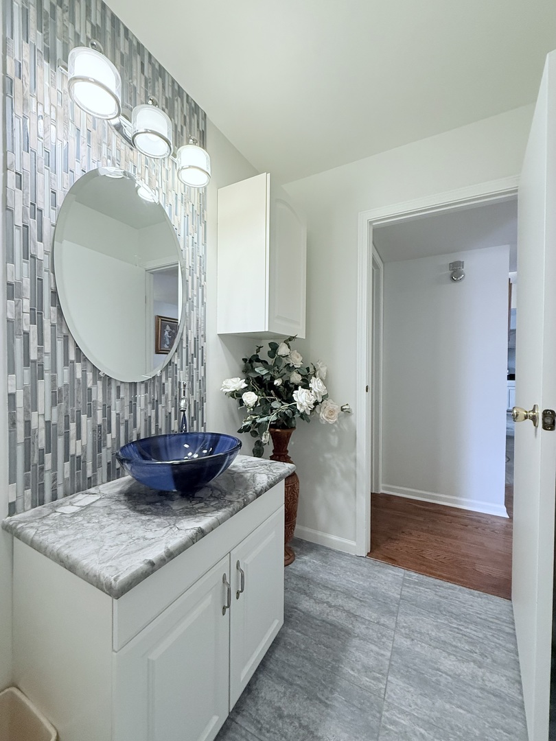 28 W Devon Avenue, Glendale Heights, IL 60139