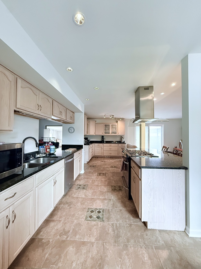 28 W Devon Avenue, Glendale Heights, IL 60139