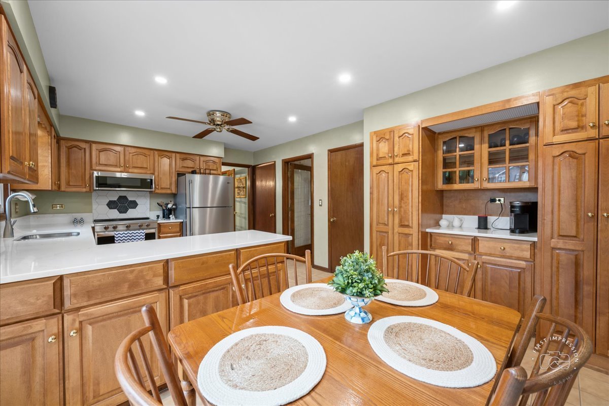 77 Bluebird Lane, Naperville, IL 60565