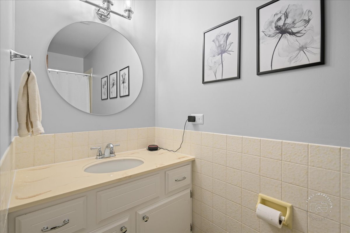 77 Bluebird Lane, Naperville, IL 60565