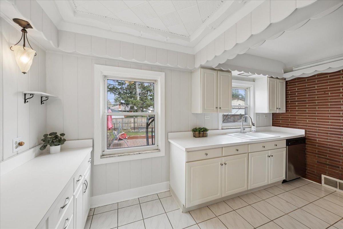 1249 Highridge Parkway, Westchester, IL 60154