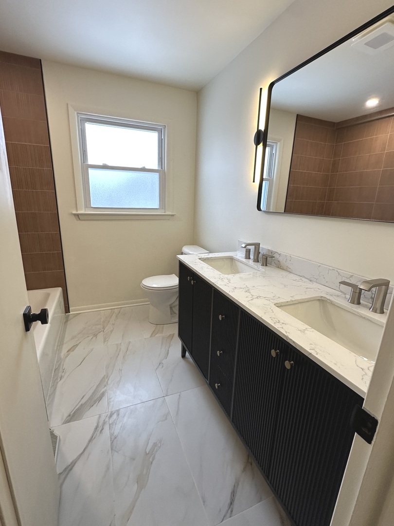 821 W Manor Court, Glenwood, IL 60425