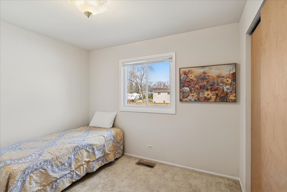 36615 N Streamwood Drive, Gurnee, IL 60031