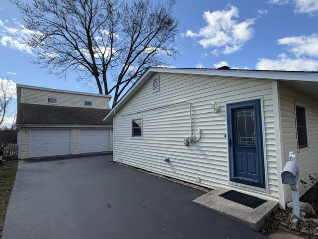 111 Cedar Circle, Streamwood, IL 60107