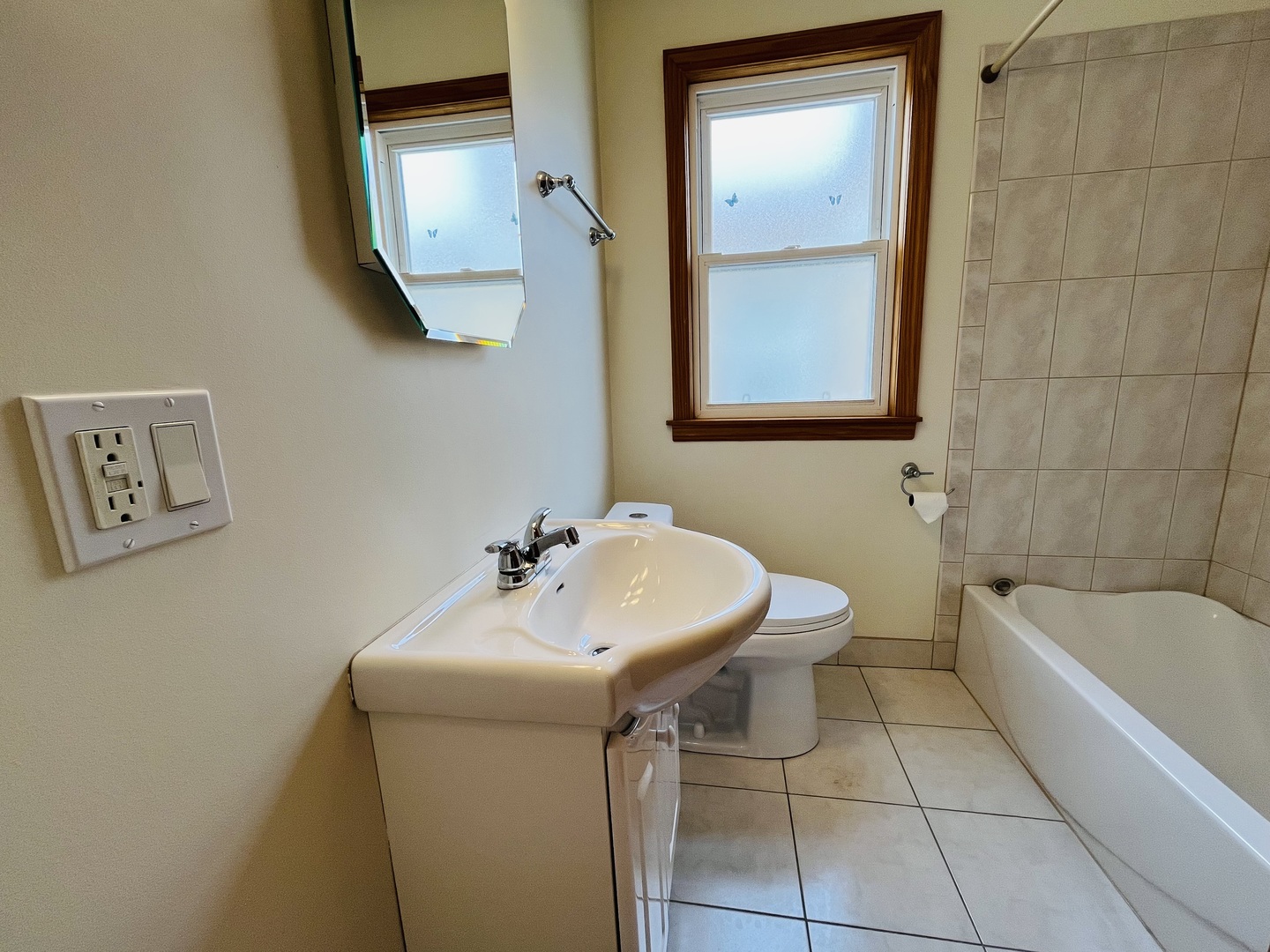 5504 W SUNNYSIDE Avenue #2, Chicago, IL 60630