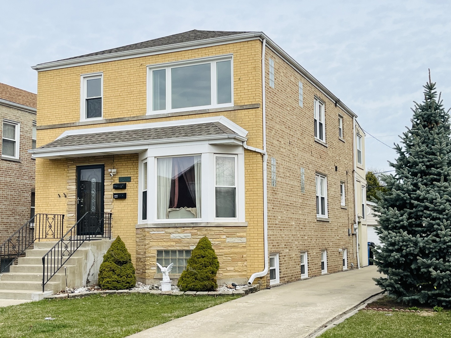 5504 W SUNNYSIDE Avenue #2, Chicago, IL 60630