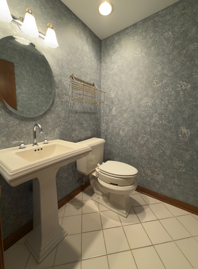 7700 Apple Tree Lane, Willowbrook, IL 60527