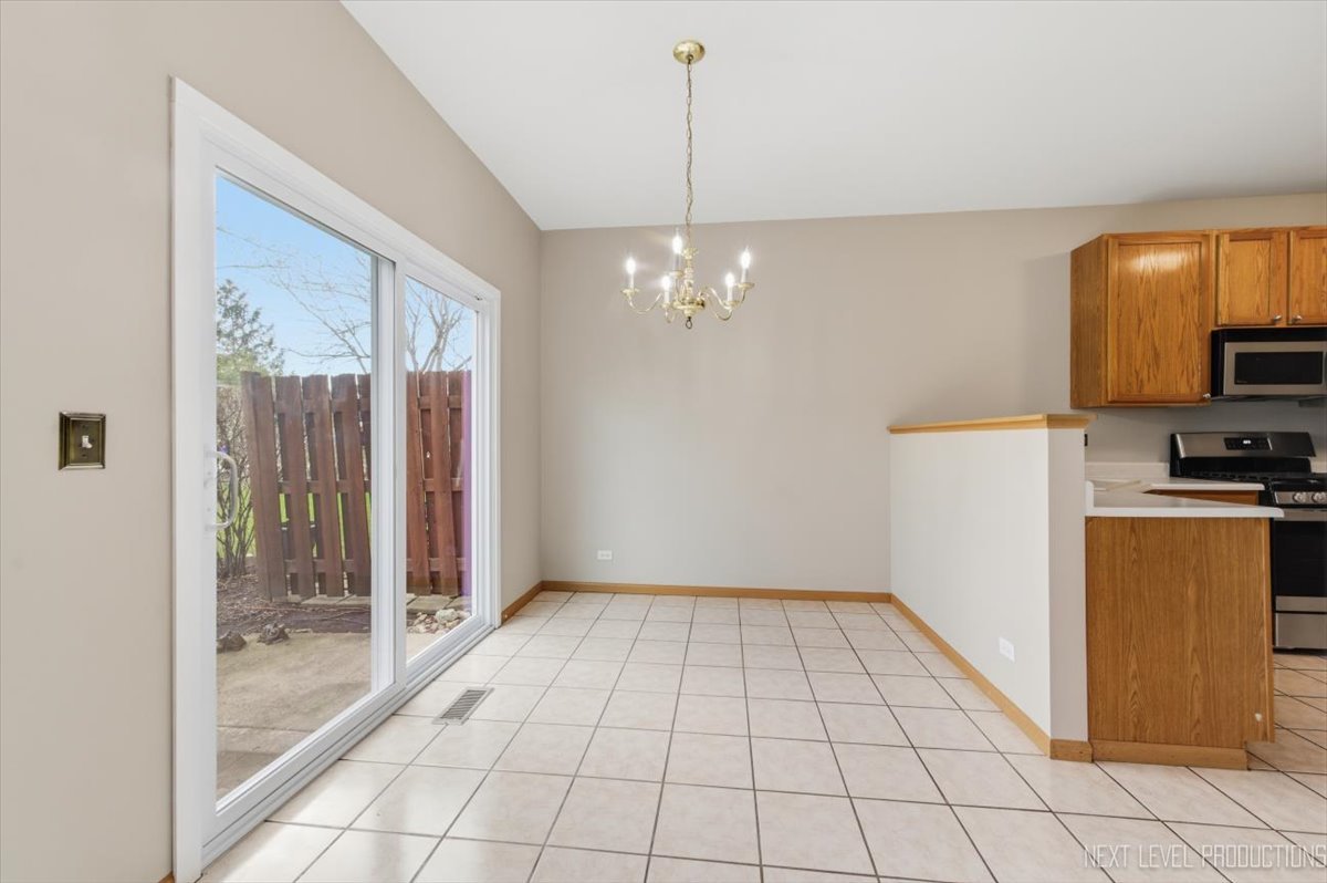 305 Thornwood Way #C, South Elgin, IL 60177