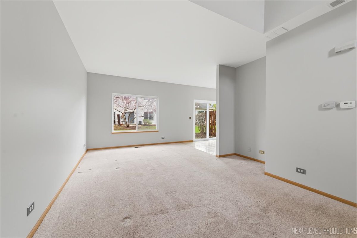 305 Thornwood Way #C, South Elgin, IL 60177