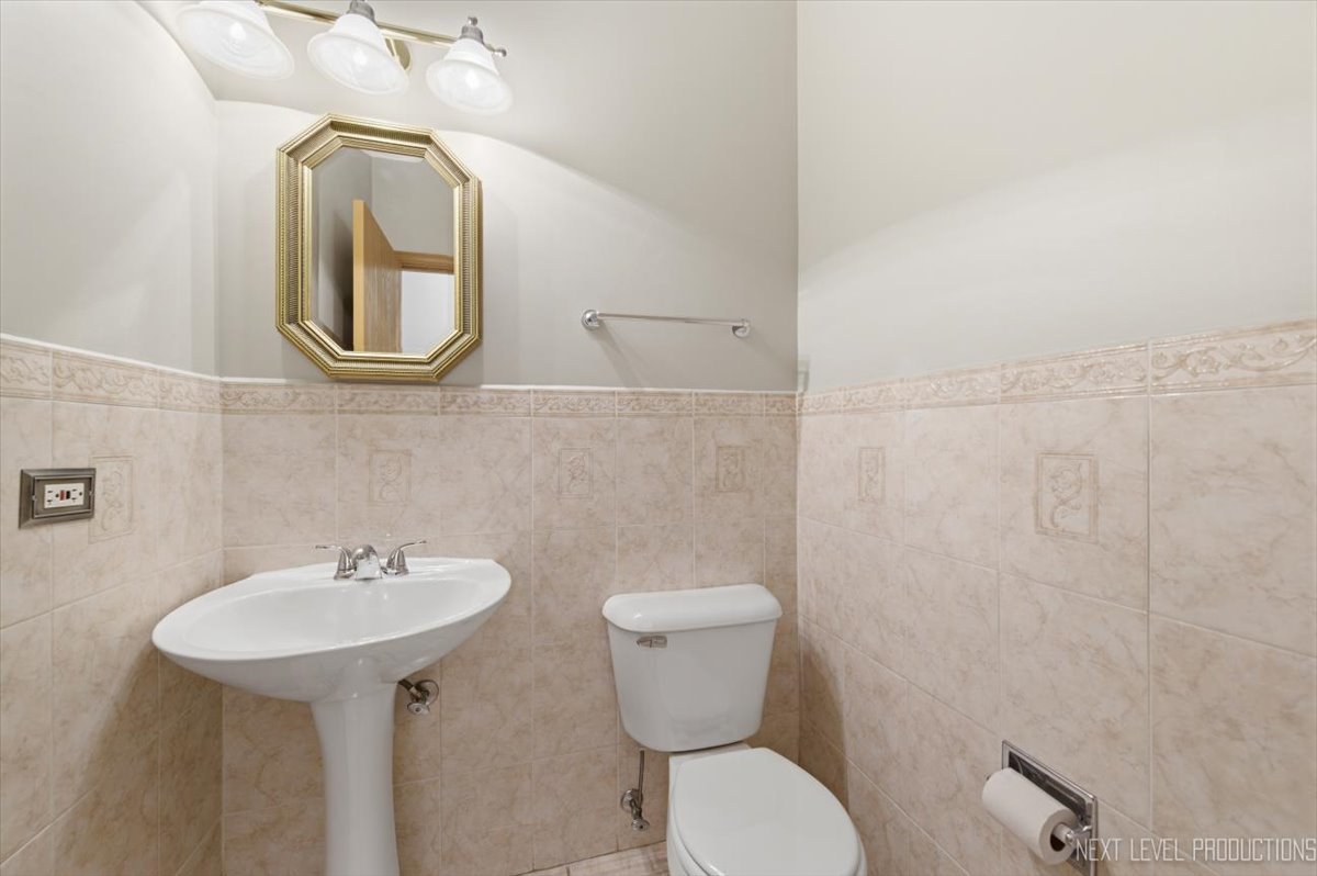 305 Thornwood Way #C, South Elgin, IL 60177