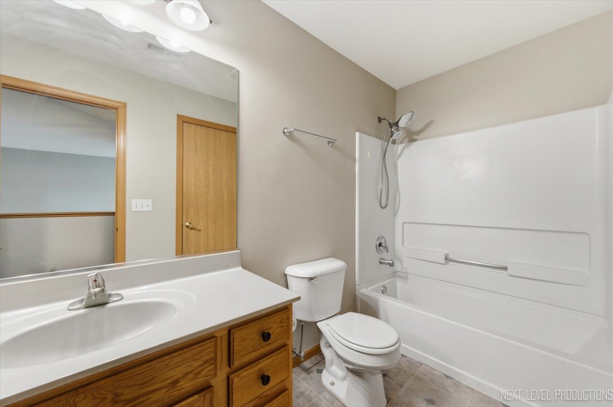 305 Thornwood Way #C, South Elgin, IL 60177