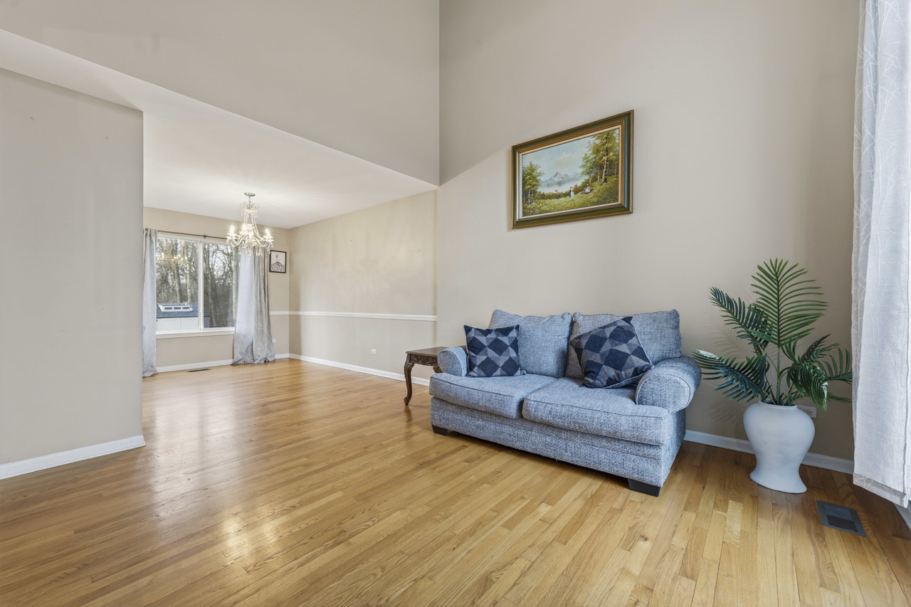 138 Emerald Drive, Streamwood, IL 60107