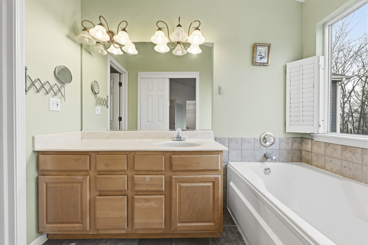 138 Emerald Drive, Streamwood, IL 60107