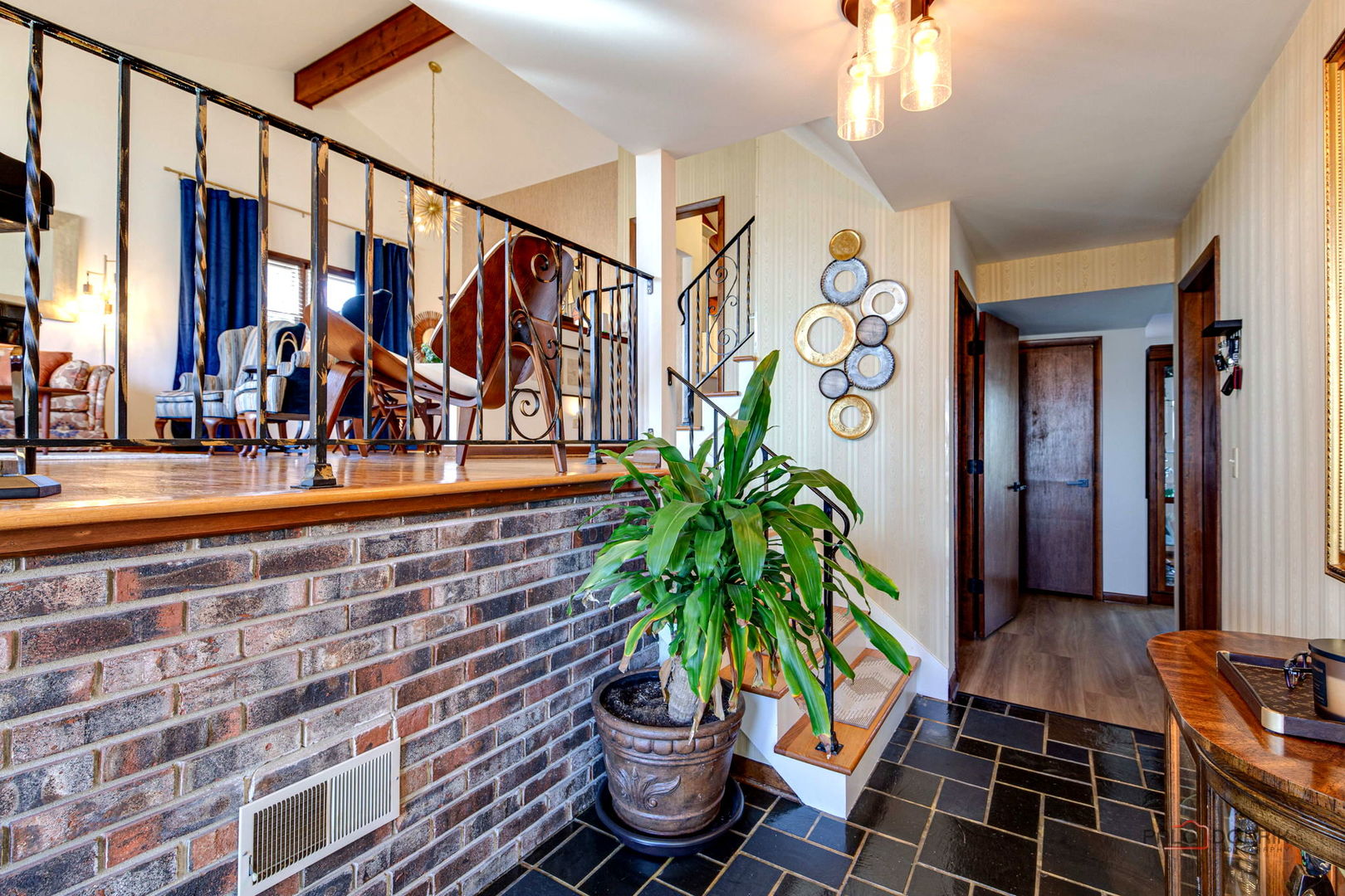 2042 S Goebbert Road, Arlington Heights, IL 60005