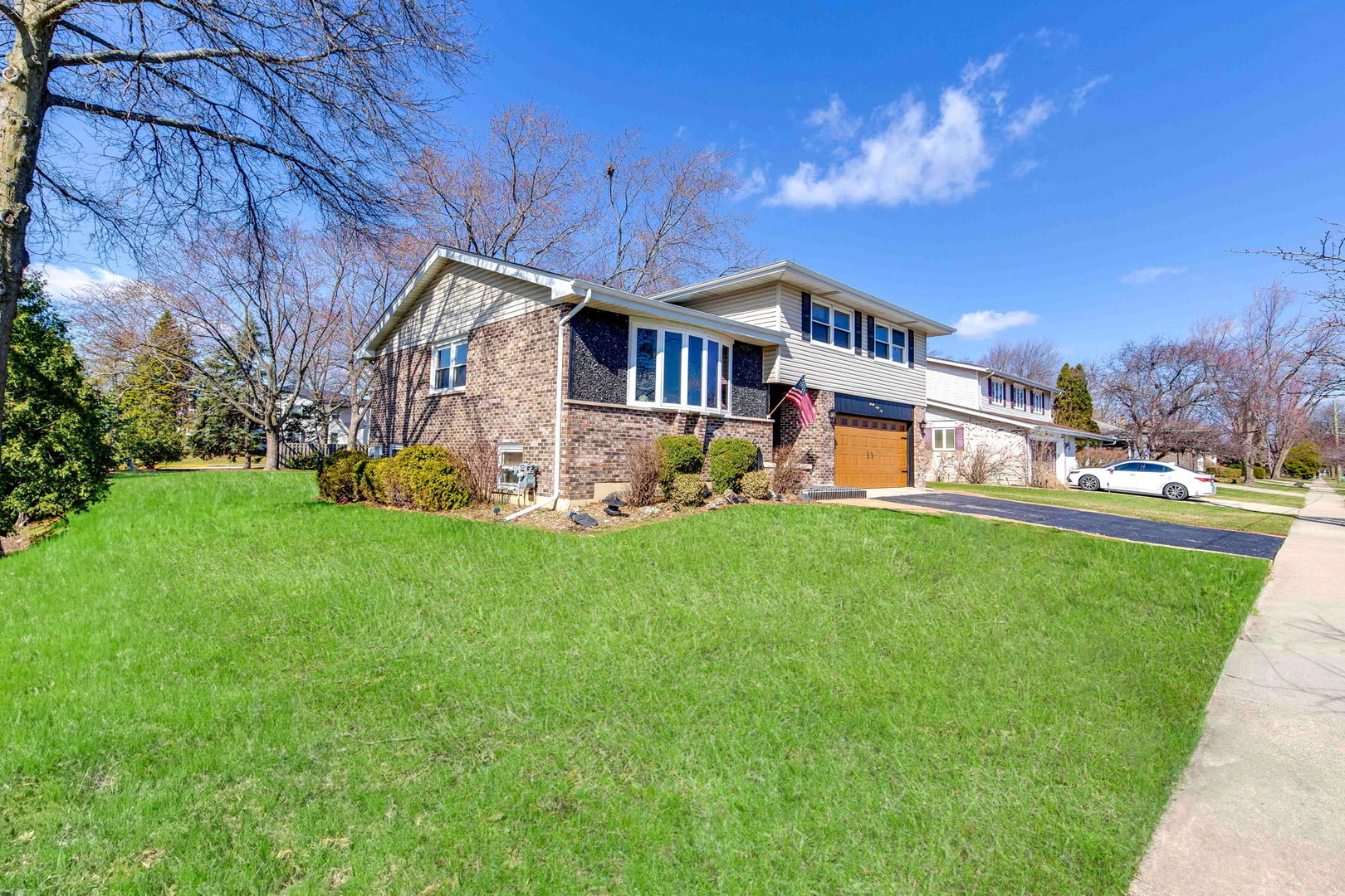 2042 S Goebbert Road, Arlington Heights, IL 60005