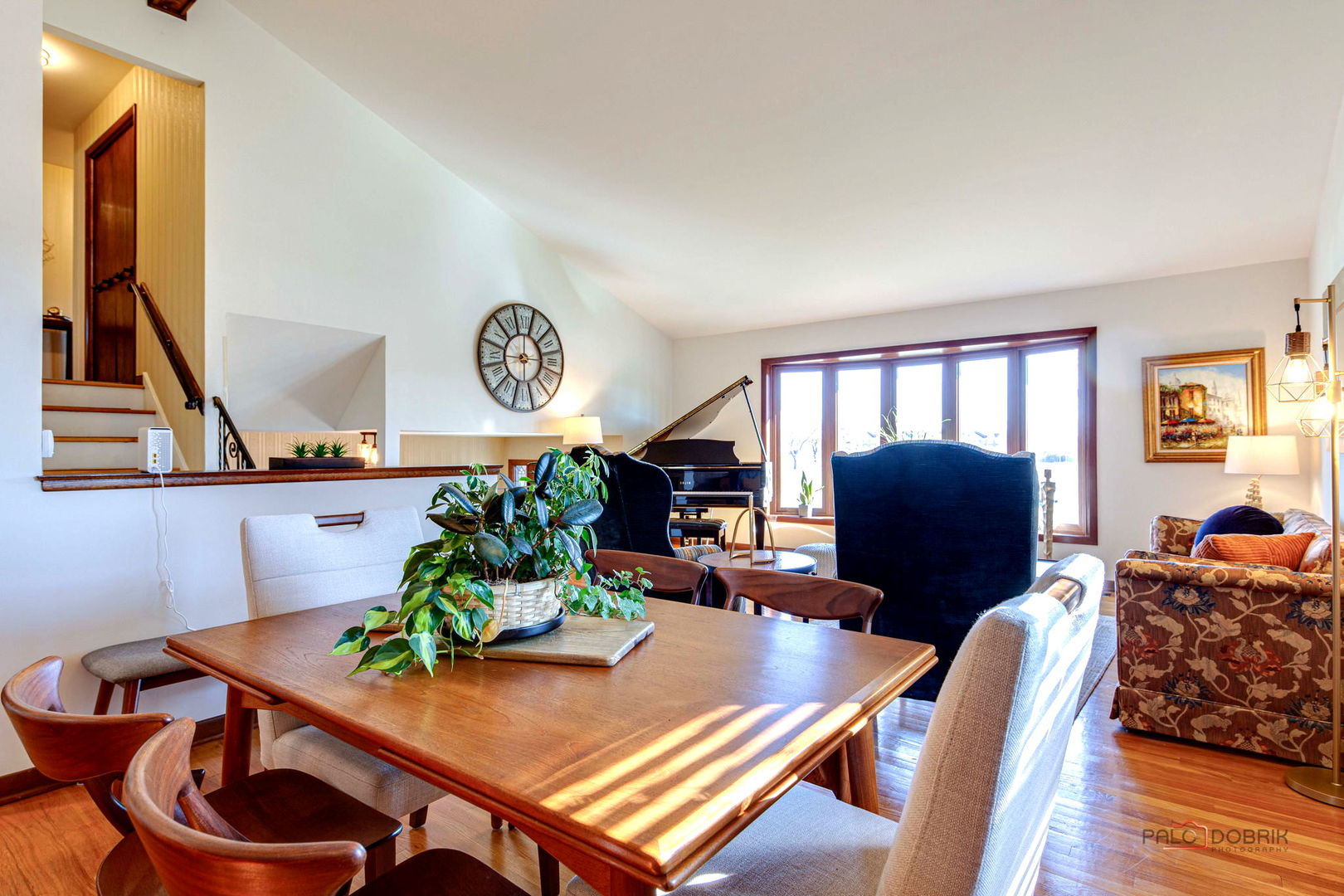 2042 S Goebbert Road, Arlington Heights, IL 60005