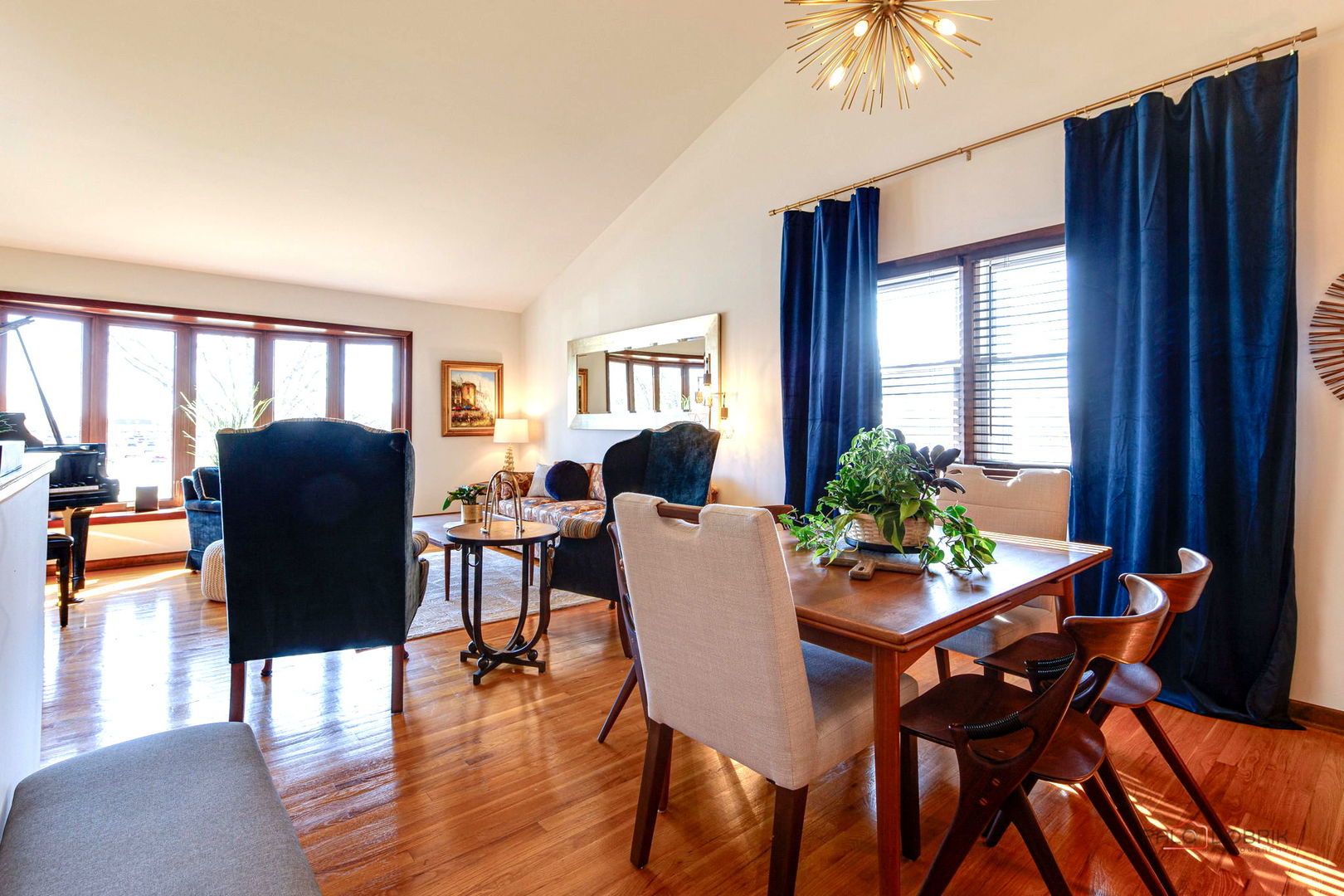 2042 S Goebbert Road, Arlington Heights, IL 60005