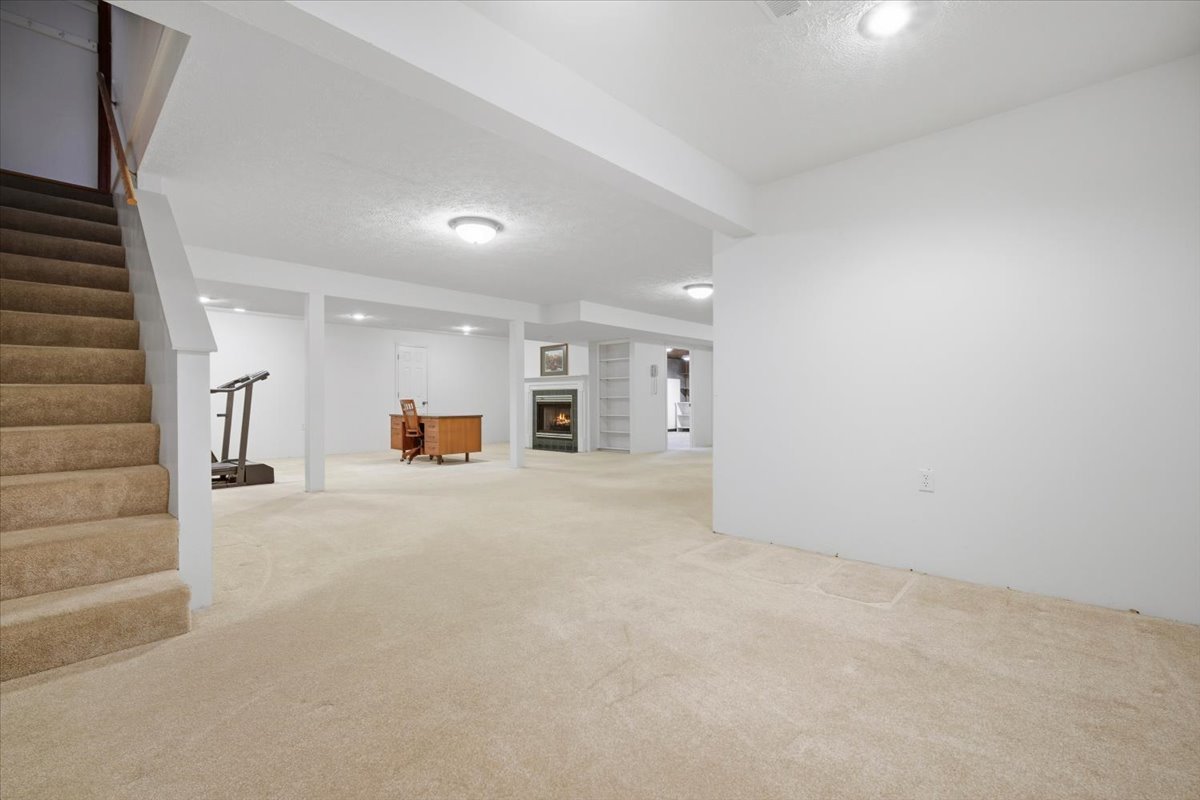 1913 Woodbine Road, Bloomington, IL 61704