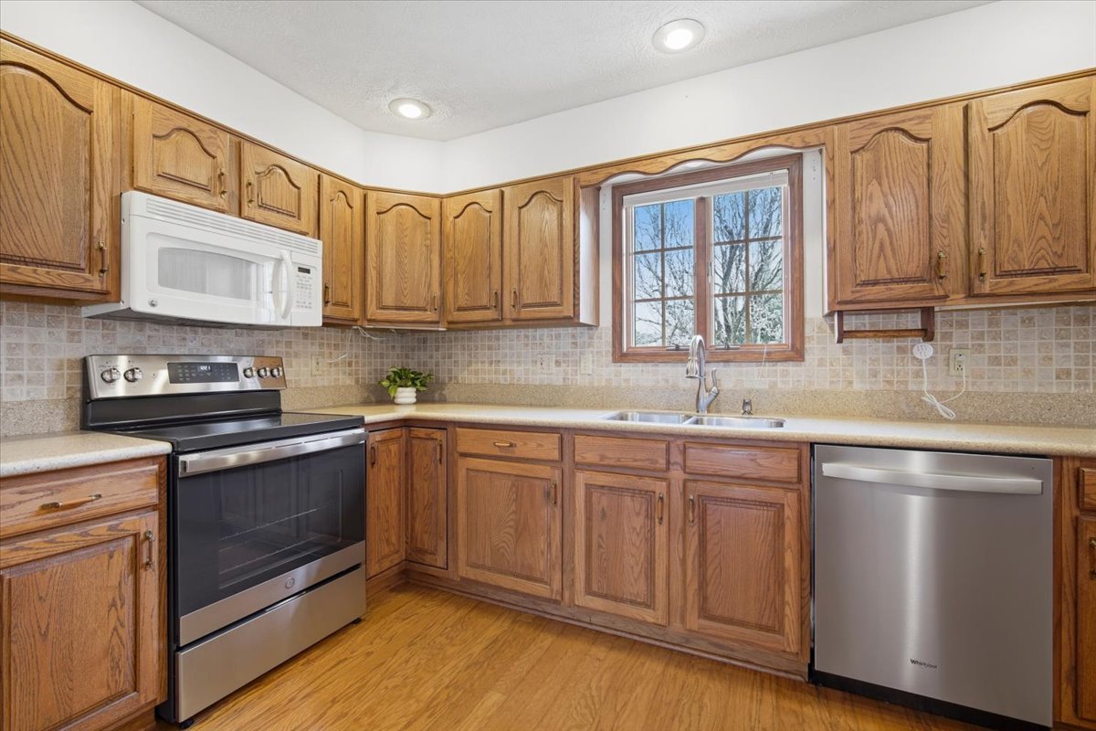 1913 Woodbine Road, Bloomington, IL 61704