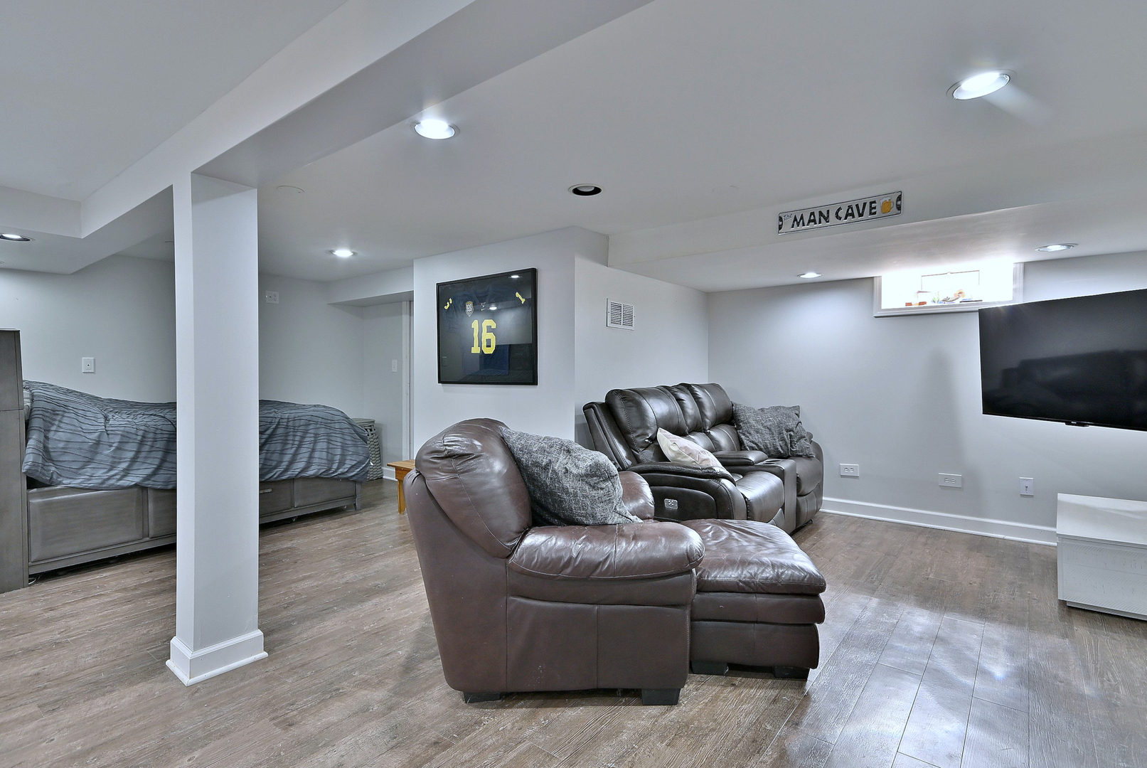 593 S Edgewood Avenue, Elmhurst, IL 60126