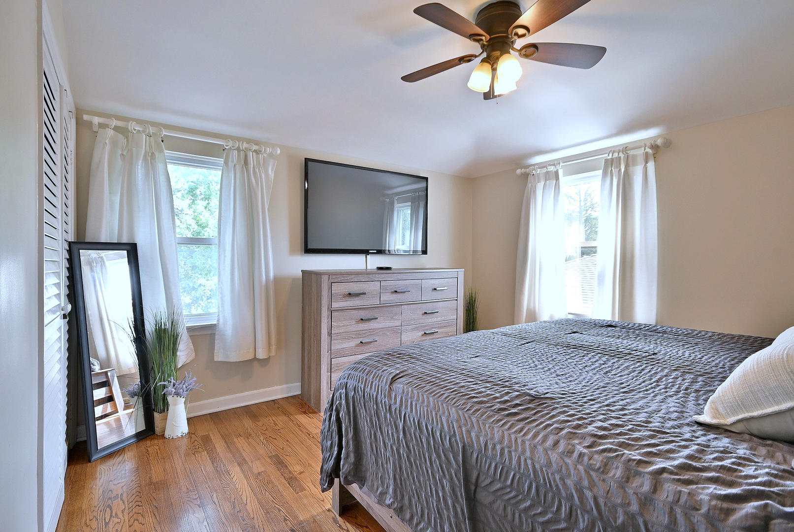 593 S Edgewood Avenue, Elmhurst, IL 60126