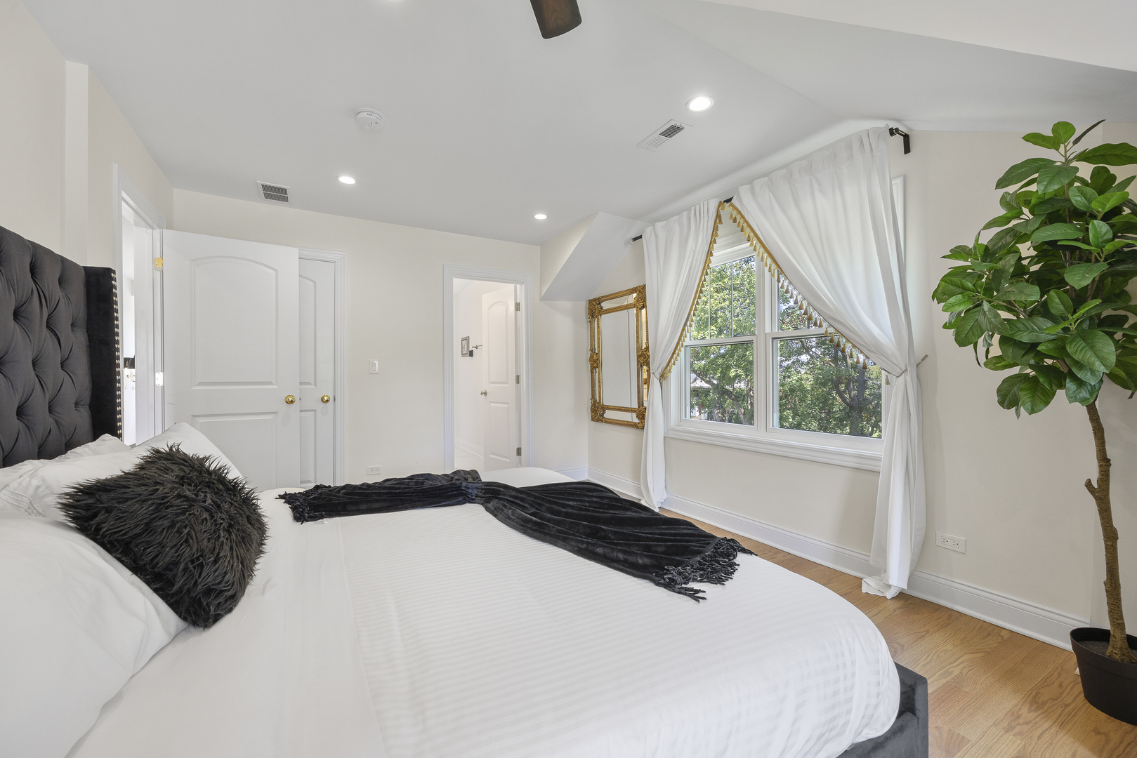 300 Geneva Road, Glen Ellyn, IL 60137