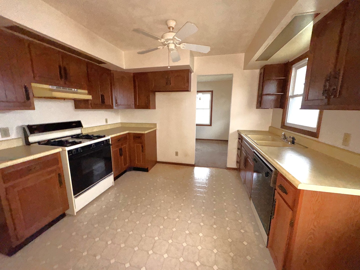 1108 N 1st Avenue, Canton, IL 61520