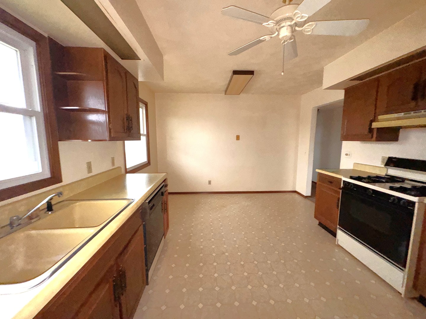 1108 N 1st Avenue, Canton, IL 61520