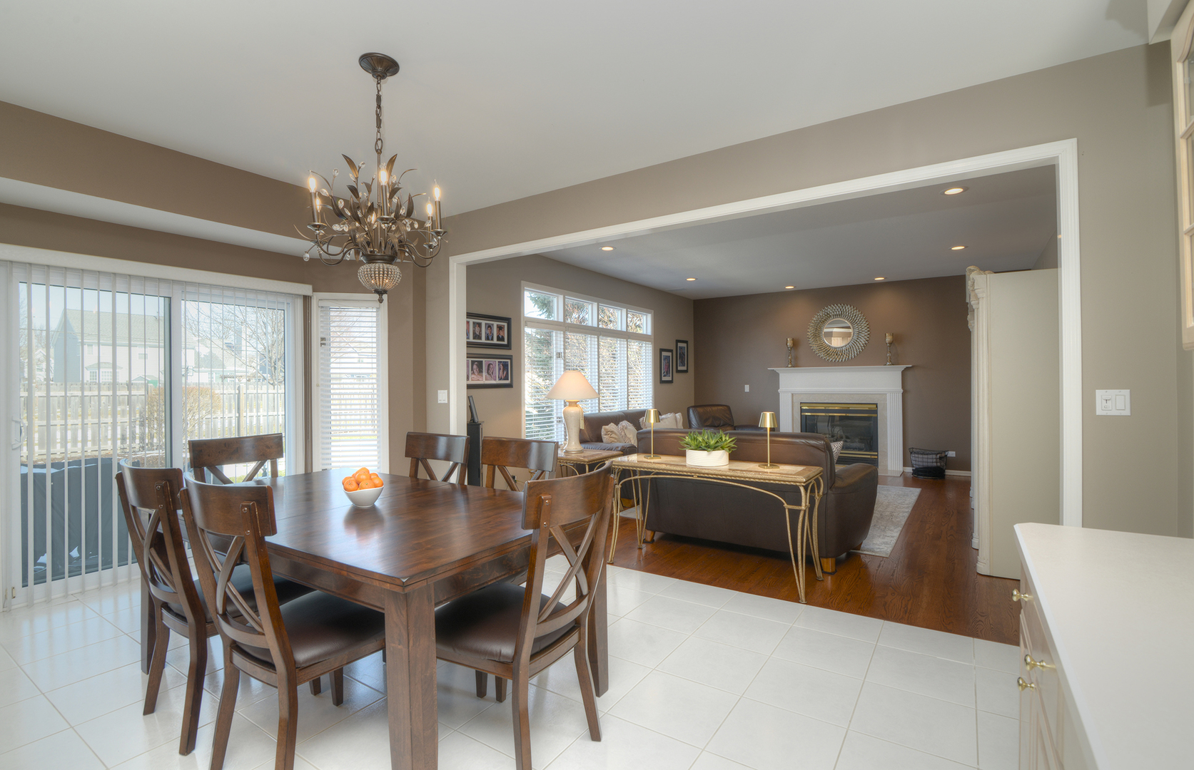 909 Hampton Drive, Carol Stream, IL 60188